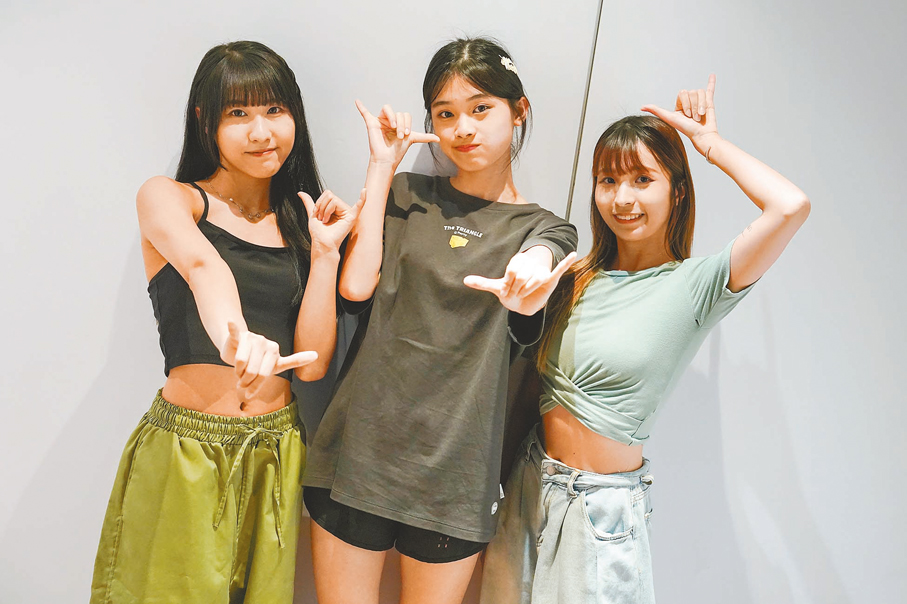 ●（左至右）「金牛女孩Taurus」馮諾妍、劉樂悠和梁釨芊已經收穫大量「粉絲」。  香港文匯報記者葉詩敏 攝