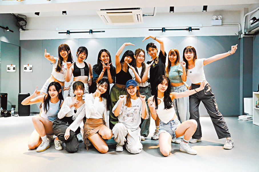 ●女孩們均希望透過賣力演出令觀眾更投入賽事。  香港文匯報記者葉詩敏 攝