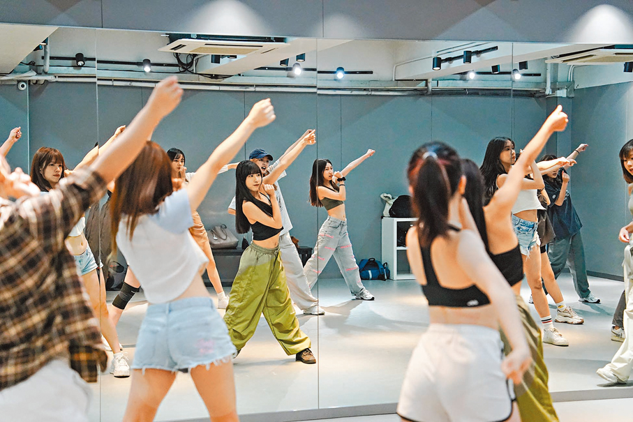 ●啦啦隊表演可能只有數分鐘，但背後卻要付出大量汗水和時間。  香港文匯報記者葉詩敏 攝