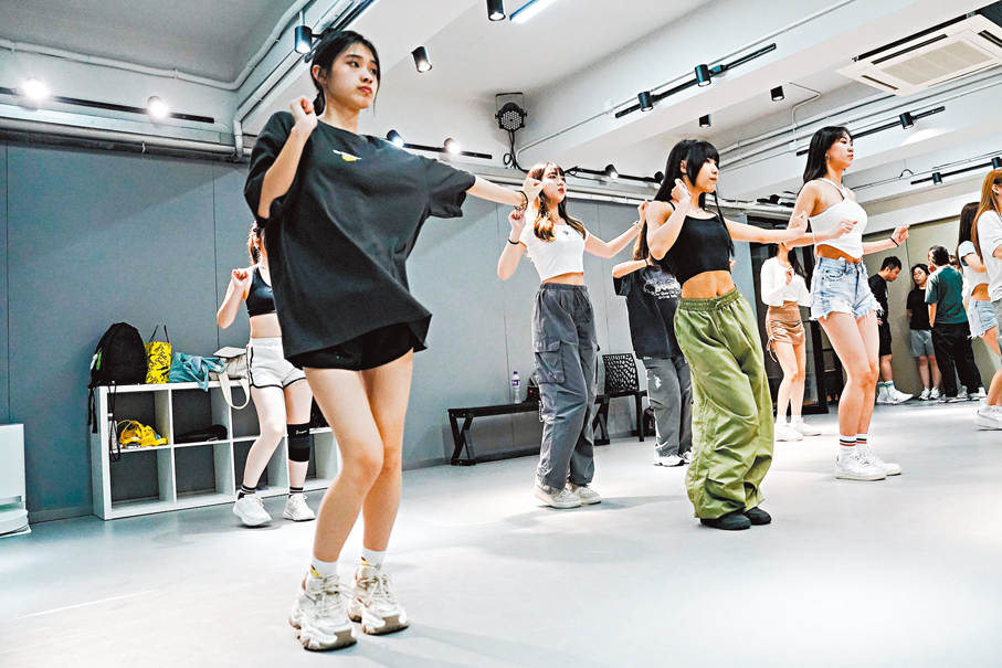 ●「金牛女孩Taurus」在練習中。 香港文匯報記者葉詩敏 攝