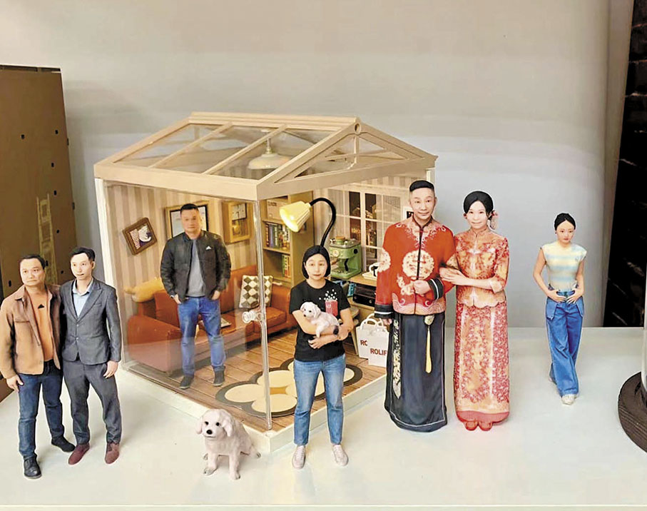 ●李耀林介紹，目前攝影館的真人手辦項目引發了不少顧客的興趣，已經製作出了第一批產品。   香港文匯報廣州傳真