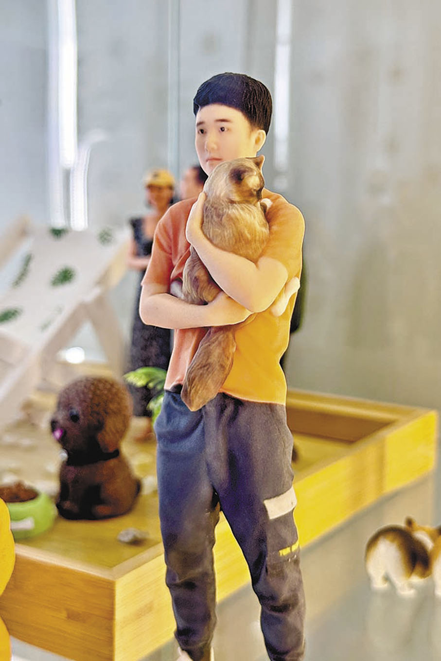 ●少年和愛寵小貓留下幸福合影。   香港文匯報 記者李紫妍 攝