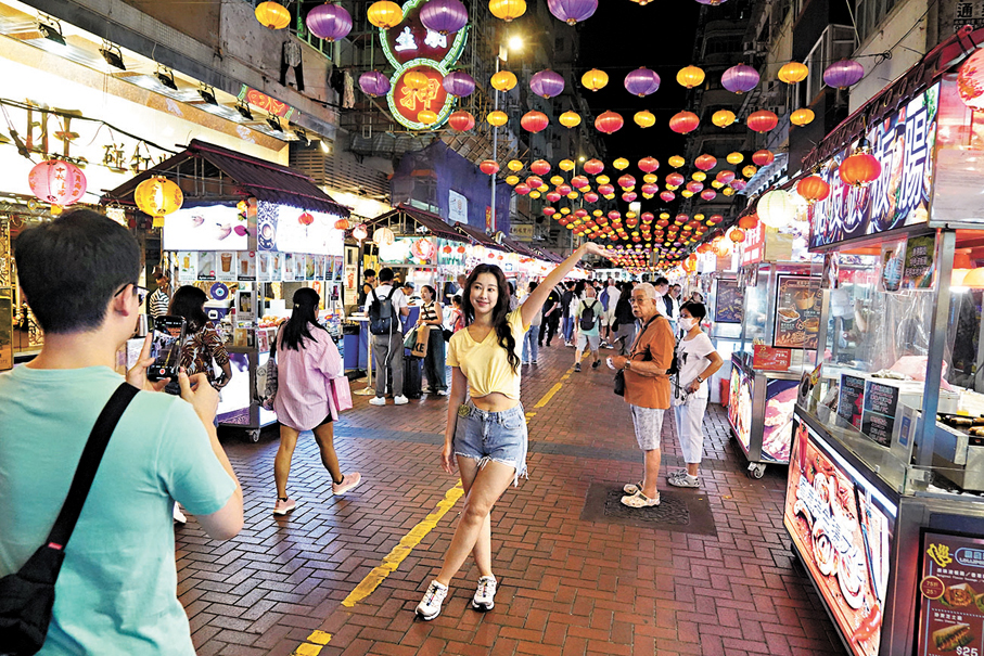 ● 晚上的廟街仍吸引大批旅客。 香港文匯報記者曾興偉 攝