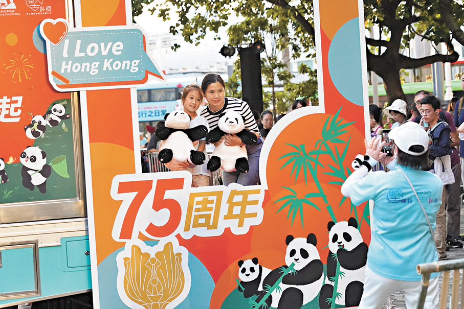 ● 熊貓主題展品吸引遊人拍照留念，帶旺市道。 香港文匯報記者曾興偉 攝