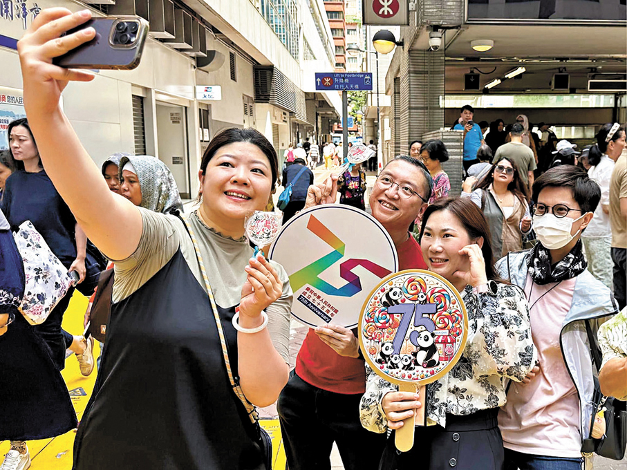 ●市民拿到熊貓波板糖開心自拍打卡。 莫繡安Fb圖片