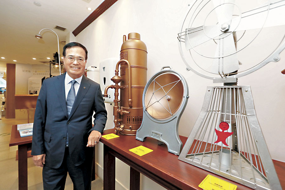 ●黃維義表示，當年親睹內地因為燃煤造成空氣污染、塵霧漫天，到近年親睹內地重見蔚藍天空，綠色能源技術領先全球。 香港文匯報記者郭木又  攝