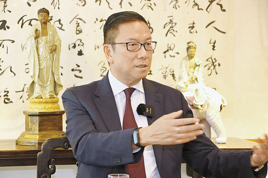 ●由白手興家，到今天家族企業崛起，施榮懷已成為「神州通」。 香港文匯報記者  攝