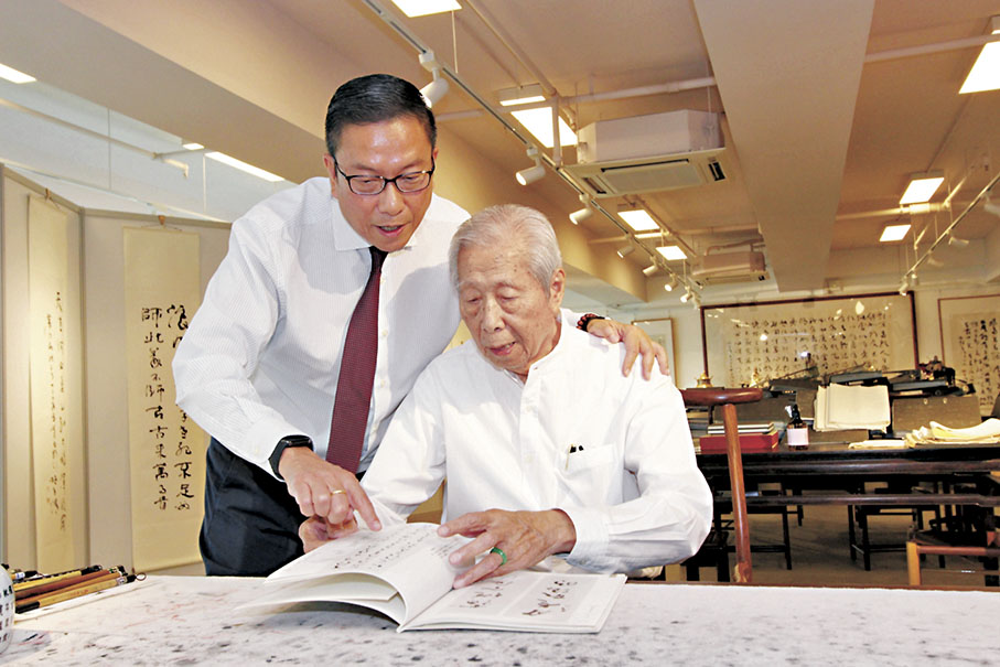 ●施榮懷(左)跟父親施子清(右)早着先機，於上世紀八十年代中已到內地打拚，成功開展家族事業。 香港文匯報記者  攝