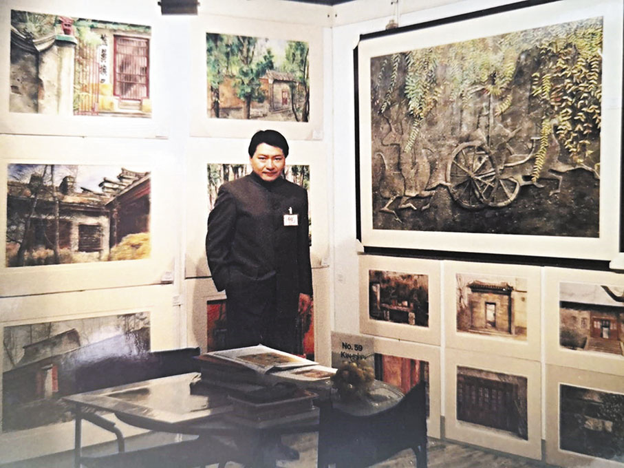 ●身着中山裝的鍾建新於2001年在英國倫敦柏麗酒店參展。