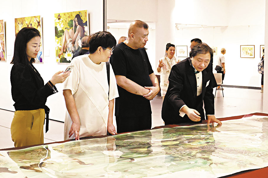 ●鍾建新（右一）早前在香港中央圖書館解說自己的畫作。 雨竹 攝