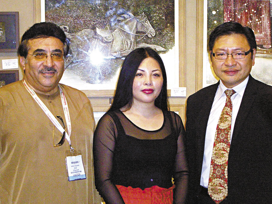 ●鍾建新（右一）2011年攜畫作前往杜拜展出。