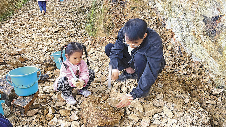 ●大人帶着孩子進行一場考古體驗。   香港文匯報記者譚旻煦 攝 