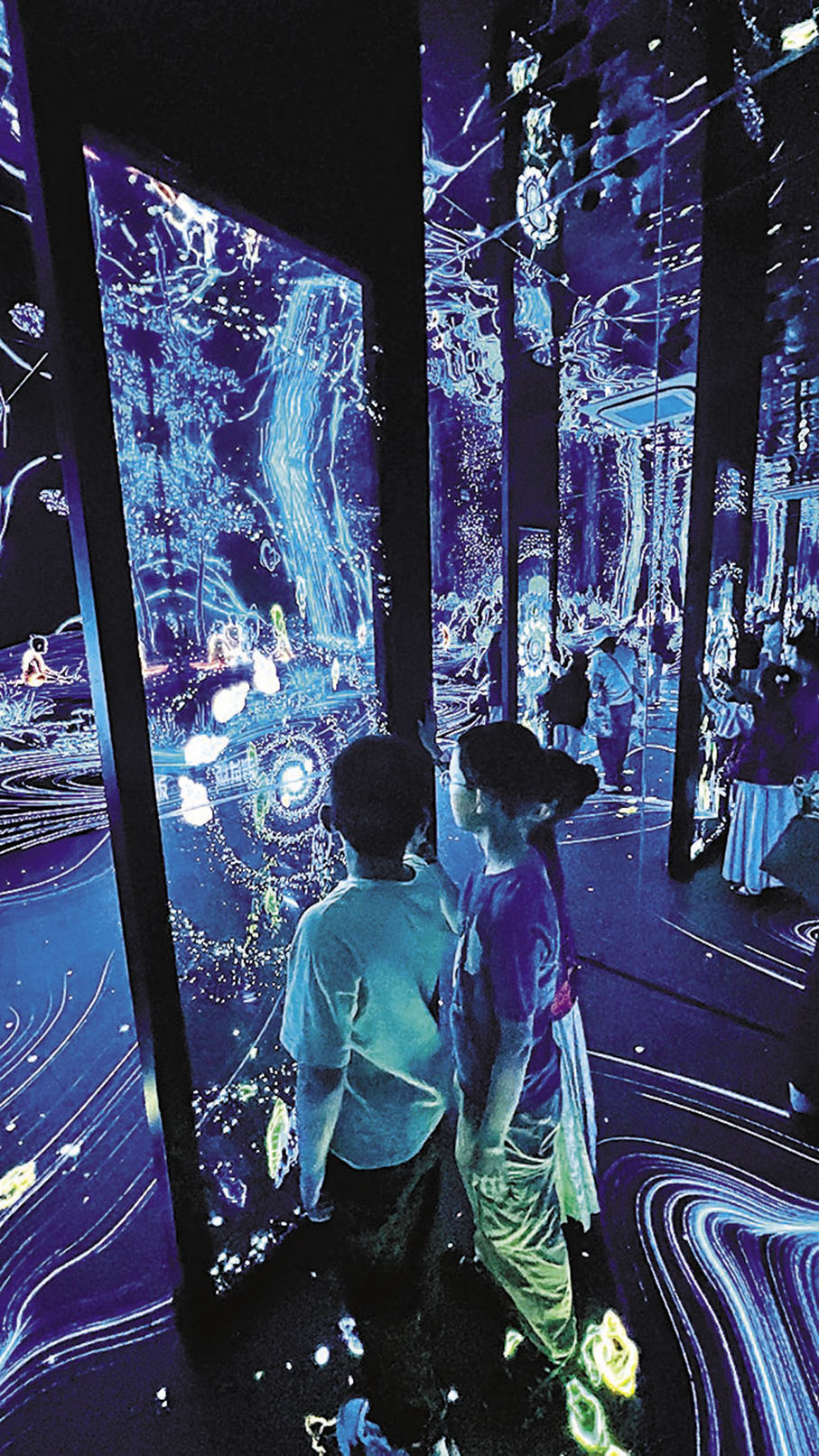 ●遊客通過光影技術與遠古親密接觸。香港文匯報記者譚旻煦 攝 