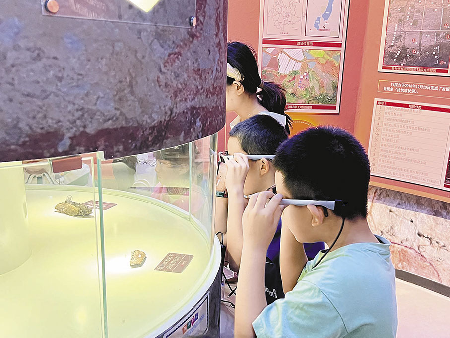 ●小孩子們通過AR加持，穿梭遠古。   香港文匯報記者譚旻煦 攝