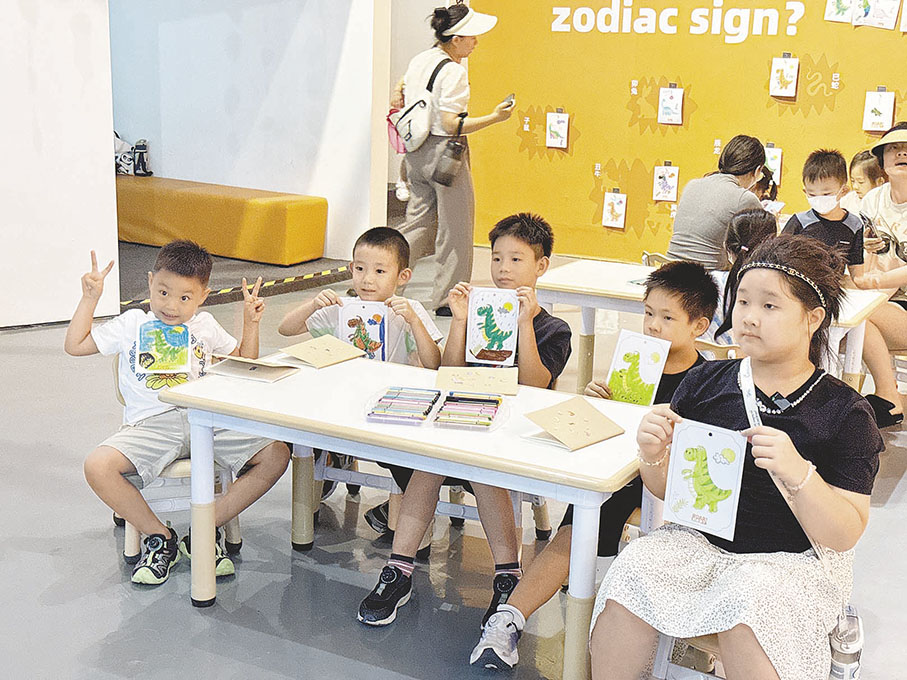 ●小孩子們學習有關恐龍化石的知識。 香港文匯報昆明傳真