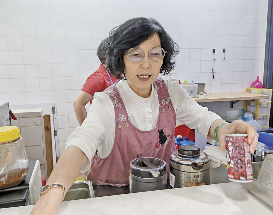 ●為了節省人工，餐廳許多工作宋羅孟君都親力親為。圖為她在水吧出餐。