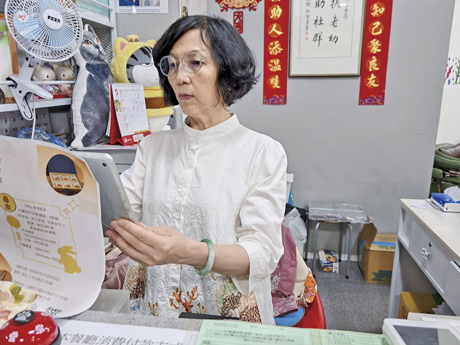 ●宋羅孟君在餐廳前台工作。