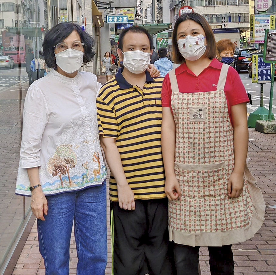 ●宋羅孟君希望「喜樂」不僅可以為有特殊需要的孩子提供工作機會，更可以傳授給他們融入社會的經驗。圖為宋羅孟君（左一）與員工「大師兄」、員工鎧晴。