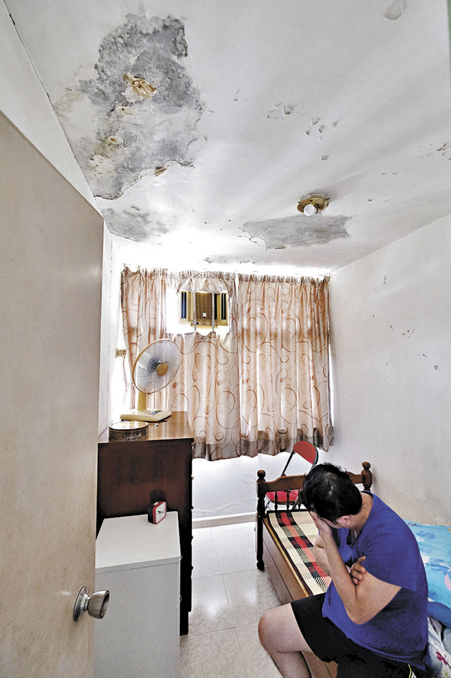 ●橫頭磡多幢樓齡僅30年的大廈，有頂層單位住戶反映滲水問題。 香港文匯報記者涂穴  攝