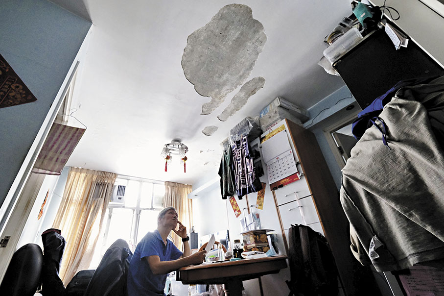 ●李先生持續受漏水問題困擾12年，他批評每次投訴後，房署也只是「小修小補」。 香港文匯報記者涂穴  攝