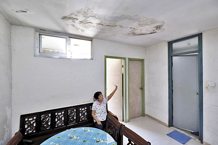●梁婆婆因為天花漏水，不敢在客飯廳食餐安樂茶飯。 香港文匯報記者涂穴  攝