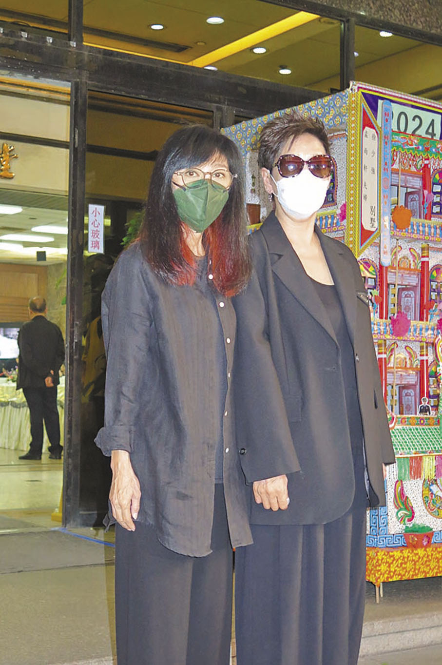 ●雪梨(右)在胞姐米雪陪同下讓傳媒拍照。