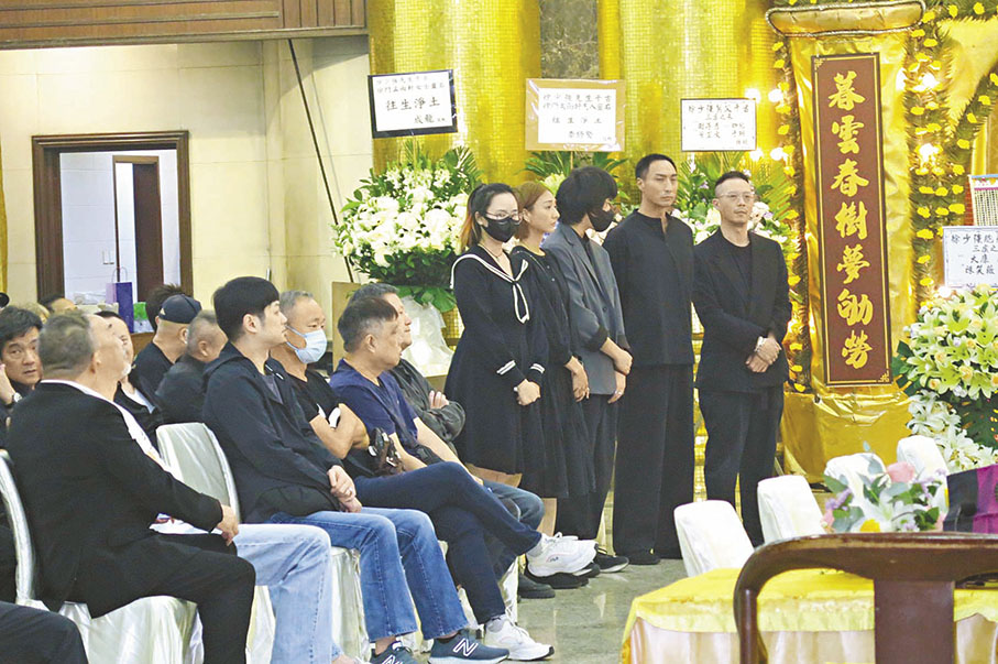 ●徐少強的5位子女神情哀傷。