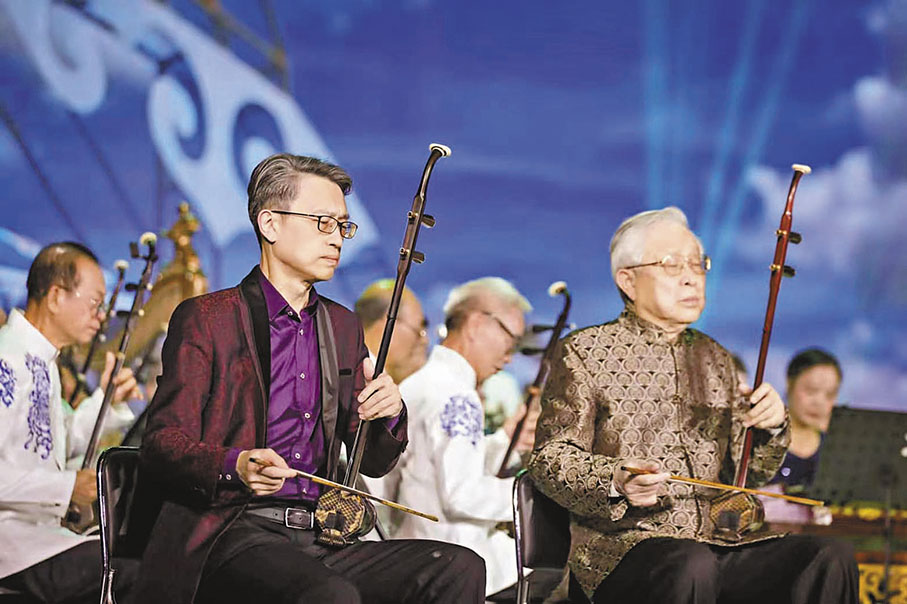 ●王國潼與兒子王憓推廣二胡藝術。