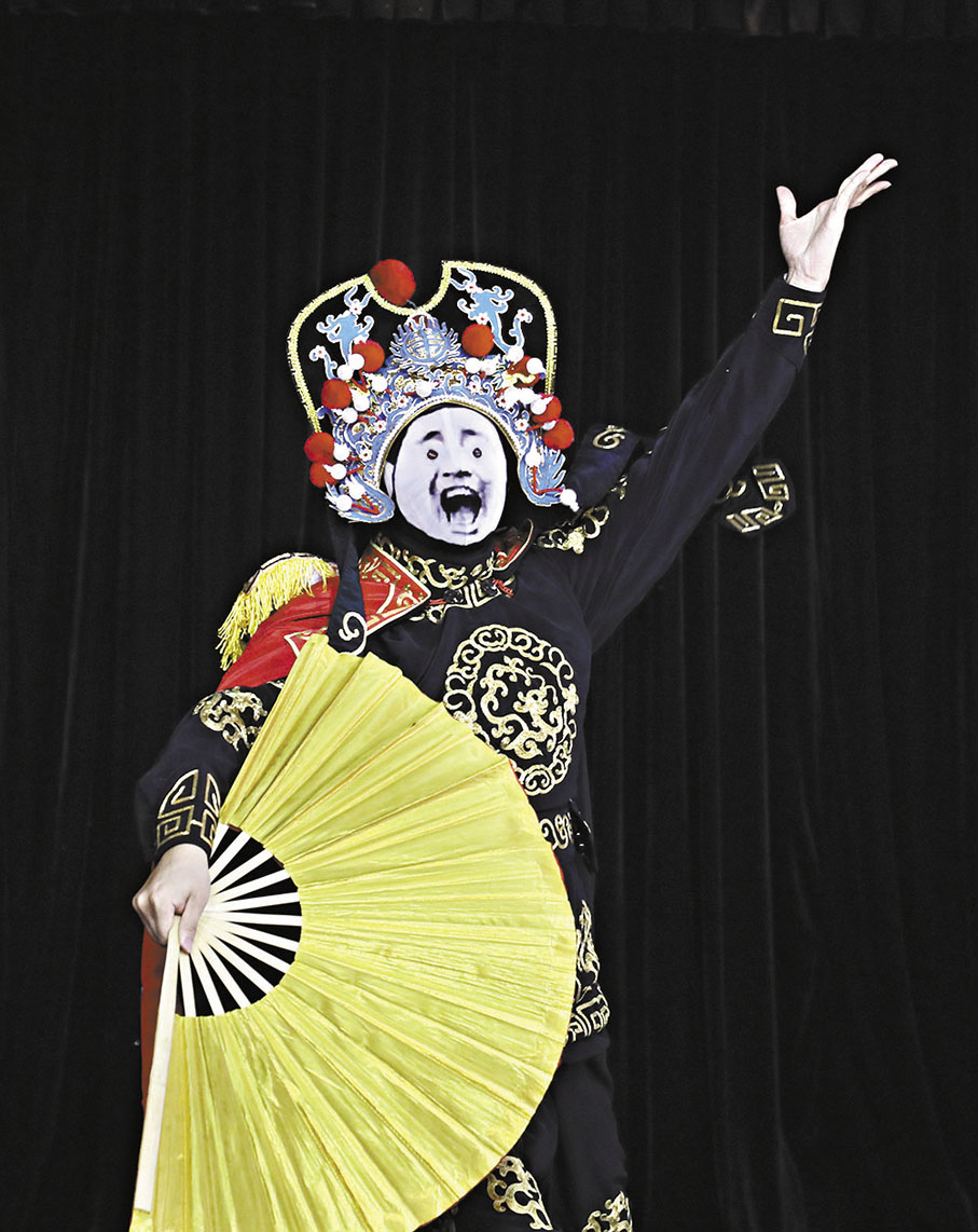 ●王雨將表情包融入川劇變臉中。