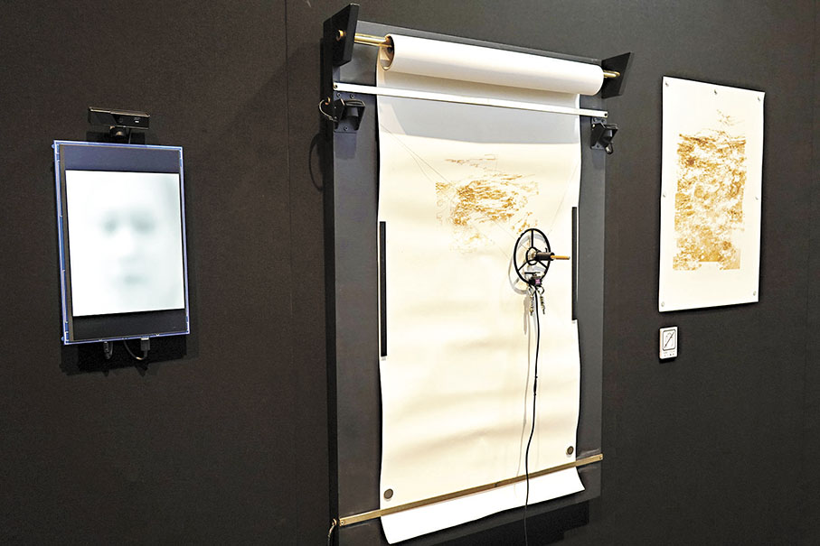 ●許方華《觀賞者》機器繪畫裝置。