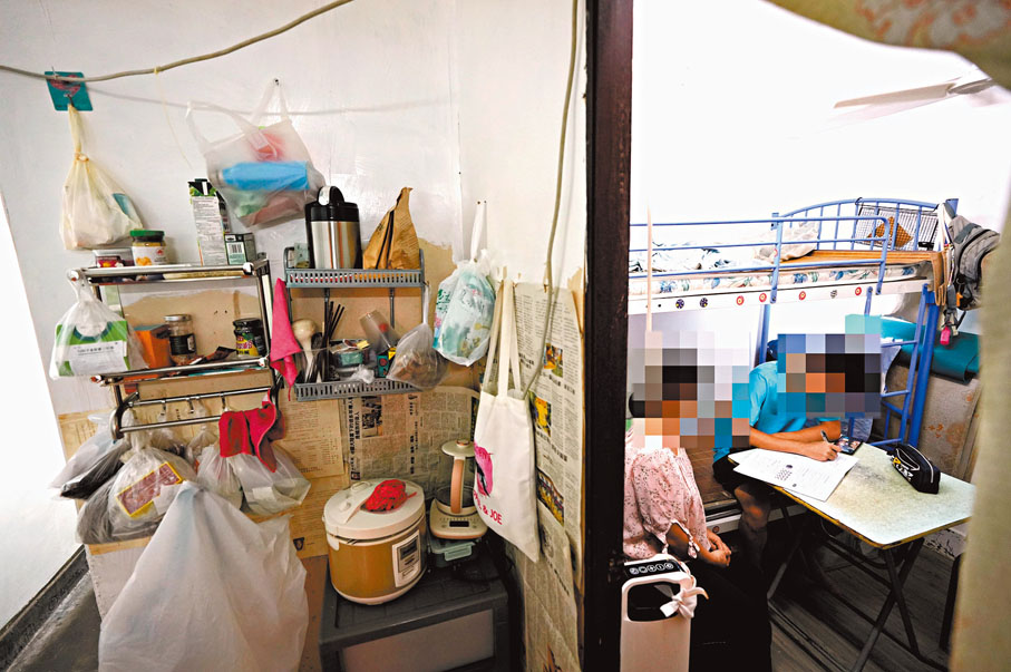 ●少年隨母親居於劏房，環境狹小，生活困苦。 團體供圖