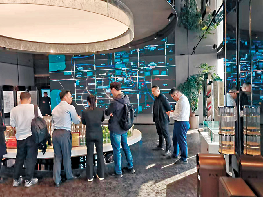 北京「930」北京樓市新政實施後的首個「黃金周」，北京新房項目各大售樓處的到訪量、簽約量大幅上升。香港文匯報記者王玨 攝