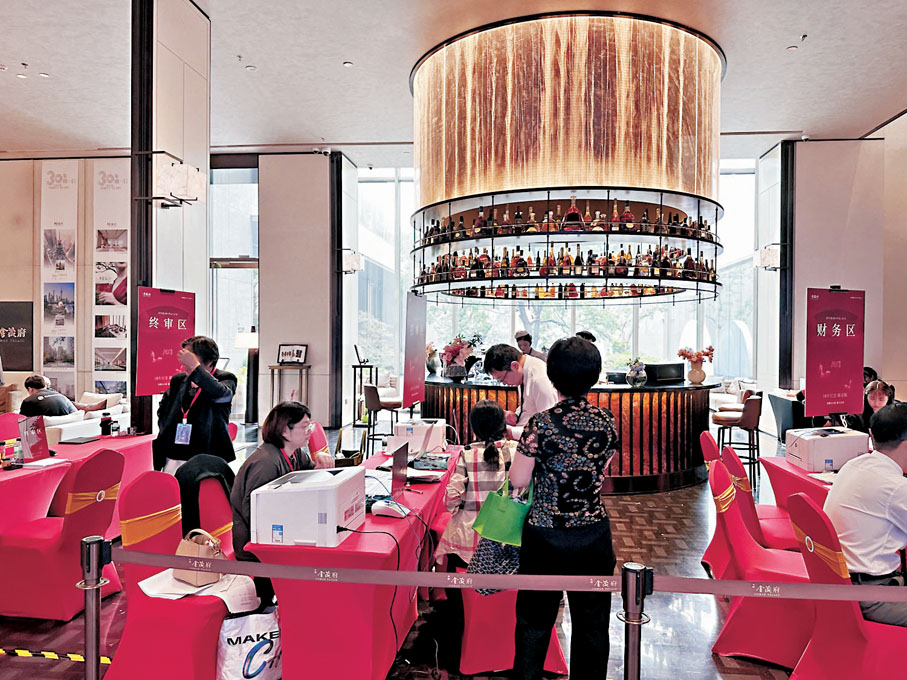 上海中環金茂府認購進入第五天，認購率已經超過100%，仍有不少購房者前來交付認籌金，認購區域基本坐滿。香港文匯報記者孔雯瓊 攝