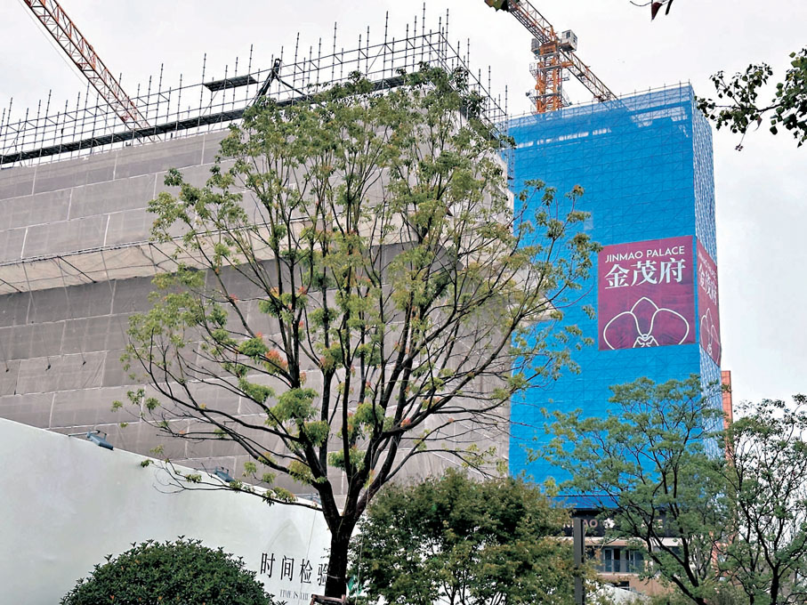 ● 位於上海寶山區南陳路附近的「中環金茂府」售樓處。香港文匯報記者孔雯瓊 攝