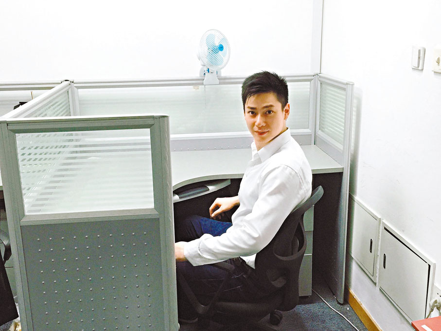 ● 劉奮洋與上海創業起步的工位。當年，他在這張月租1,200元的辦公桌上，創辦了「港你知」。 受訪者供圖