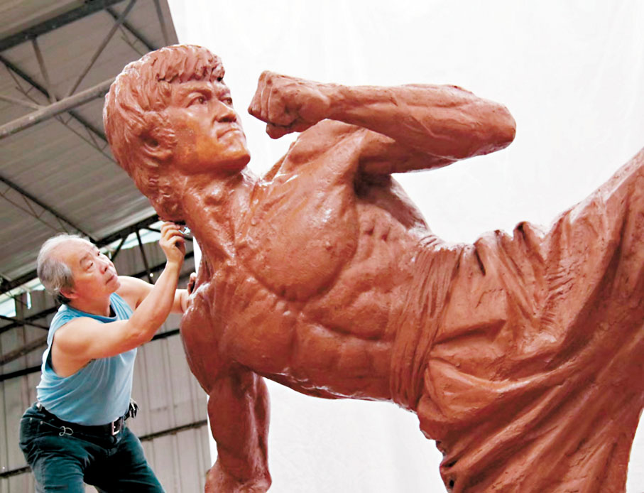 ●朱達誠正在創作側踢的李小龍雕塑。