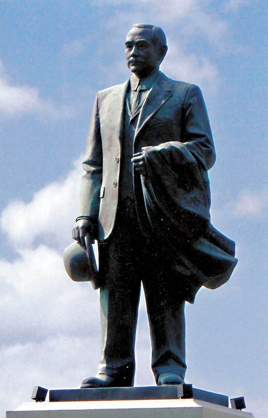 ●朱達誠創作的中山紀念公園孫中山銅像。