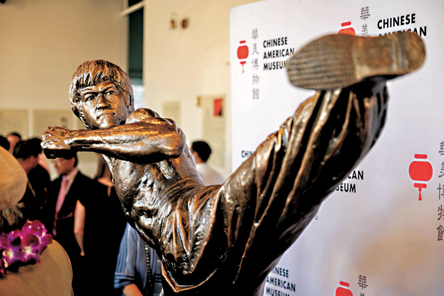 ●朱達誠將真人原大的李小龍雕像帶去美加展出，備受外國武術迷歡迎。