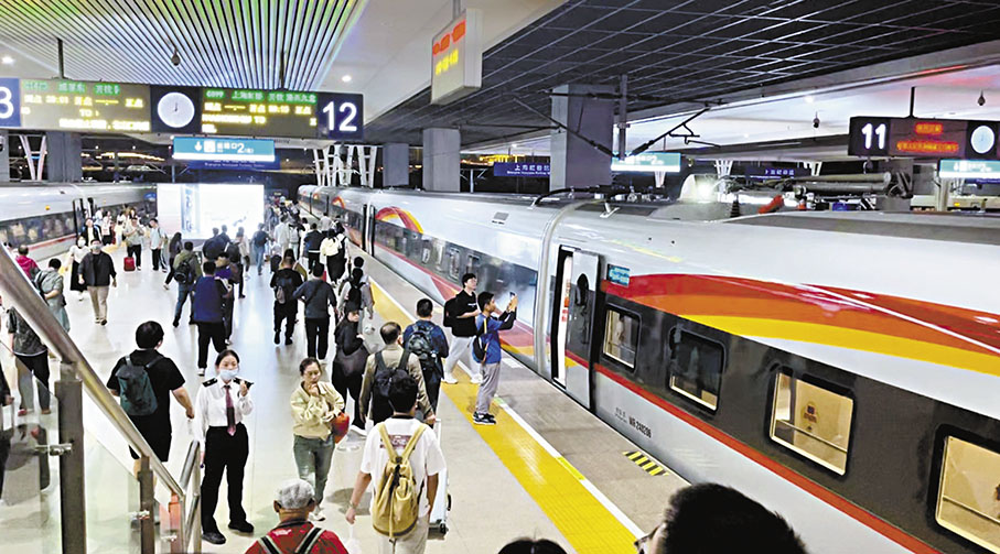 ●有車迷專程購短途票體驗新車。 香港文匯報記者夏微  攝