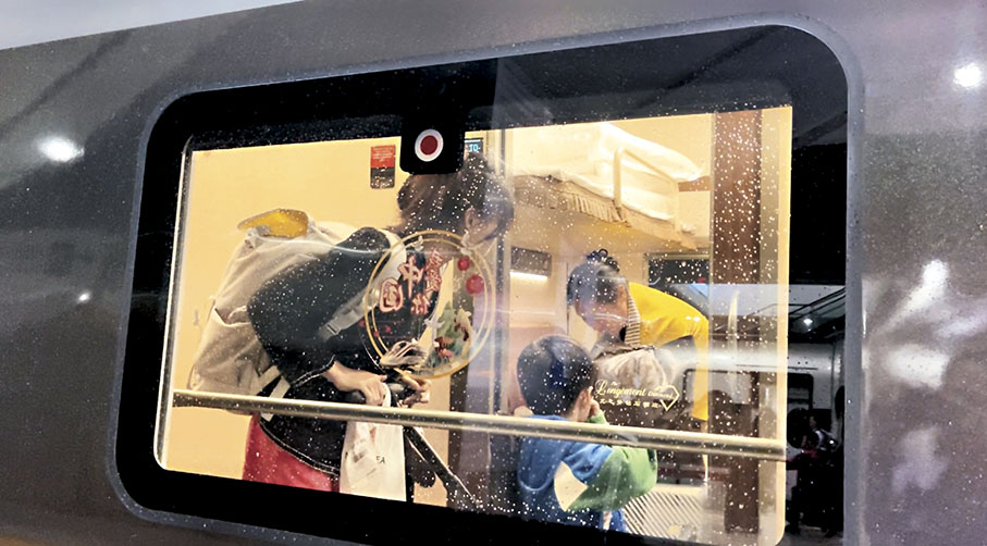 ●舉家出遊的旅客陸續登車進入自己的臥鋪包廂。 香港文匯報 記者夏微  攝