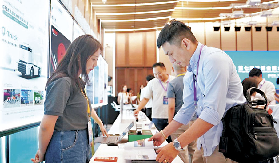 ●第七屆進博會技術裝備、汽車展區展前供需對接會上，展客商正在洽談。 網上圖片