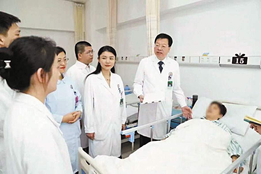 ●徐滬濟教授帶領團隊查房。   香港文匯報上海傳真