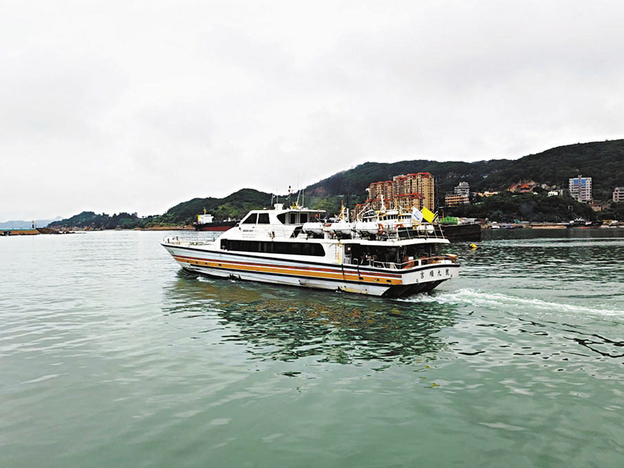 ●圖為高速客輪「吉順九號」駛離福州港黃岐客運站碼頭，航向馬祖。 香港文匯報記者蘇榕蓉  攝