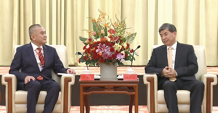 ●福建省委書記、省人大常委會主任周祖翼（右）會見以施清流主席為團長的香港福建社團聯會回鄉考察訪問團。