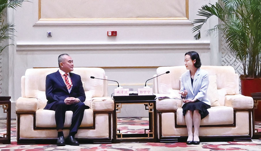 ●福建省委常委、福州市委書記郭寧寕（右）在福州會見以香港福建社團聯會主席施清流為團長的回鄉考察訪問團。