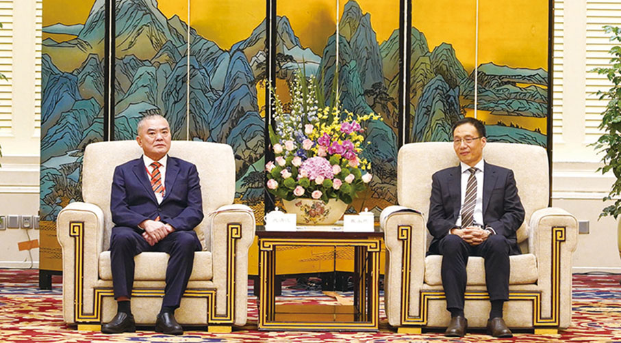 ●福建省委常委、廈門市委書記崔永輝（右）在廈門會見以香港福建社團聯會主席施清流為團長的回鄉考察訪問團。