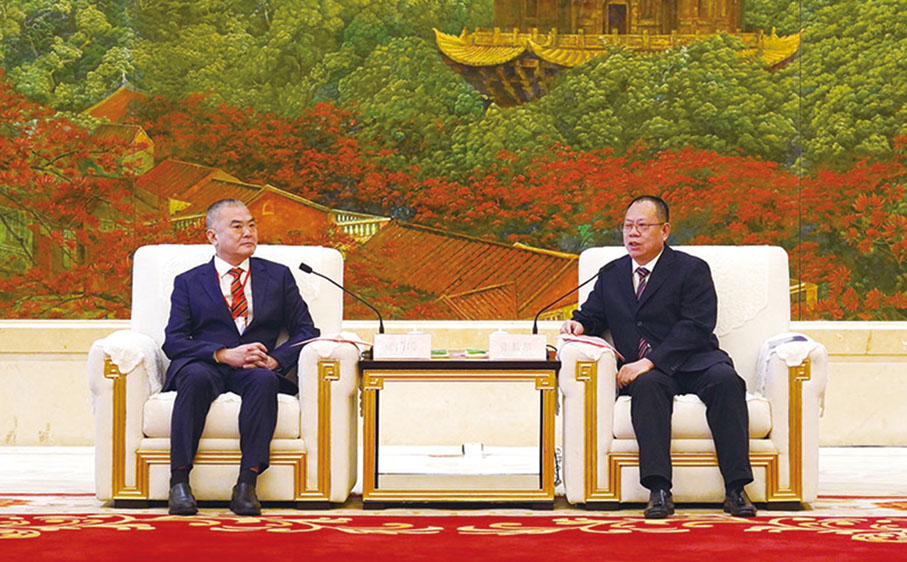 ●泉州市委書記、市人大常委會主任張毅恭（右）在泉州會見以香港福建社團聯會主席施清流為團長的回鄉考察訪問團。