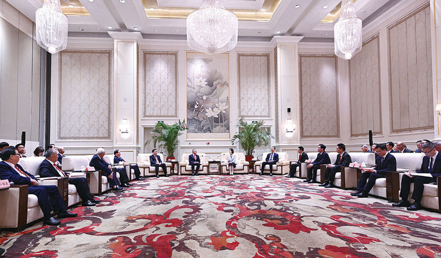 ●福州市領導會見訪問團現場合影。