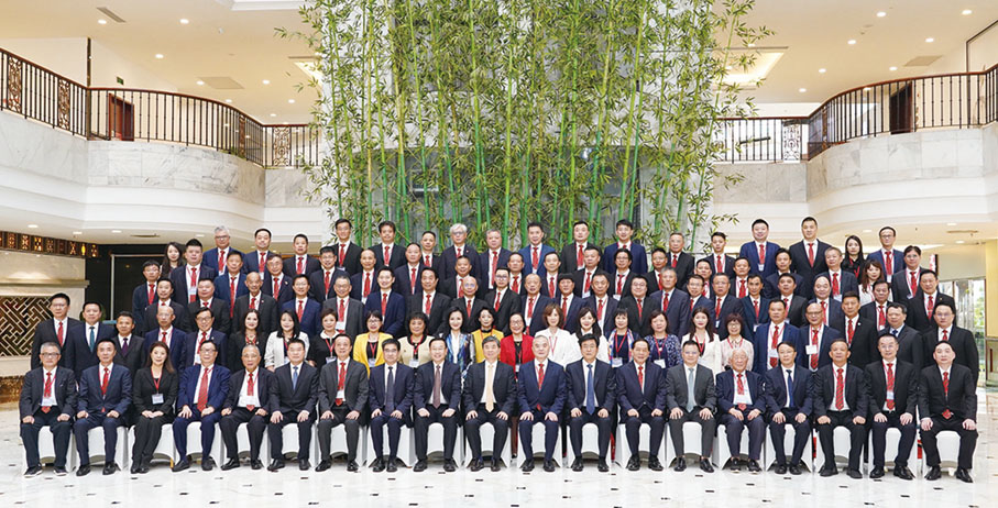 ●福建省委書記、省人大常委會主任周祖翼，省委副書記、省長趙龍等省領導與訪問團合影。