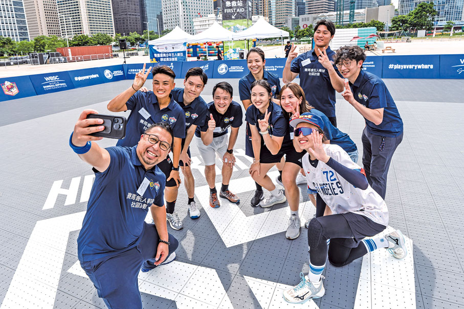 ●中國香港棒球總會主席何廸夫 (前排左一)、中國香港棒球總會總監温文灝（後排右一）在體驗日當天與八位來自不同界別的運動員拍照留念。